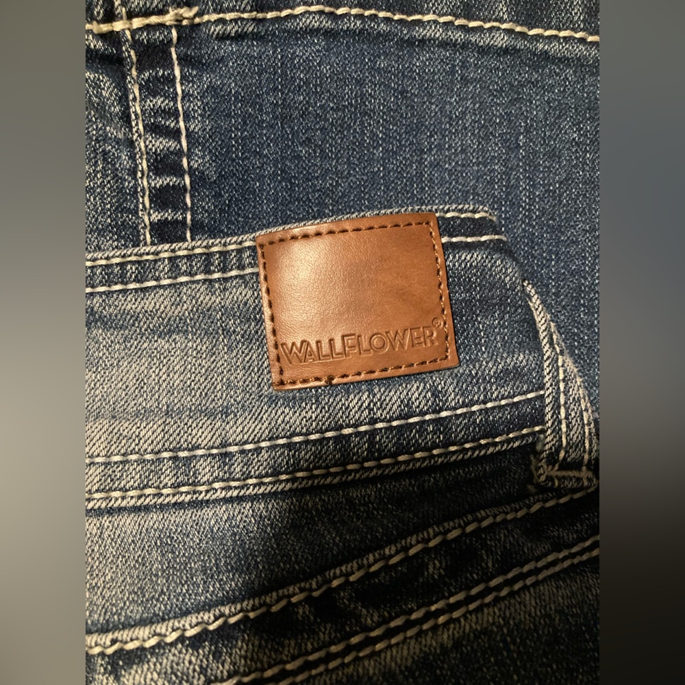 Wallflower brand, size 11 short, luscious curvy fit, Women's Blue Jeans - Picture 5 of 12